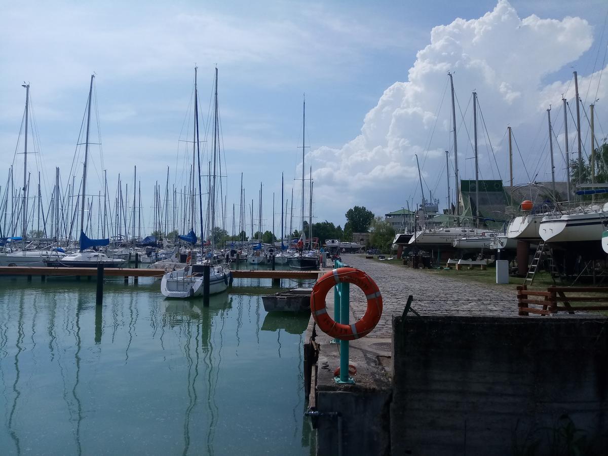 Sorompo Vendeghaz Hotel Balatonkenese Luaran gambar